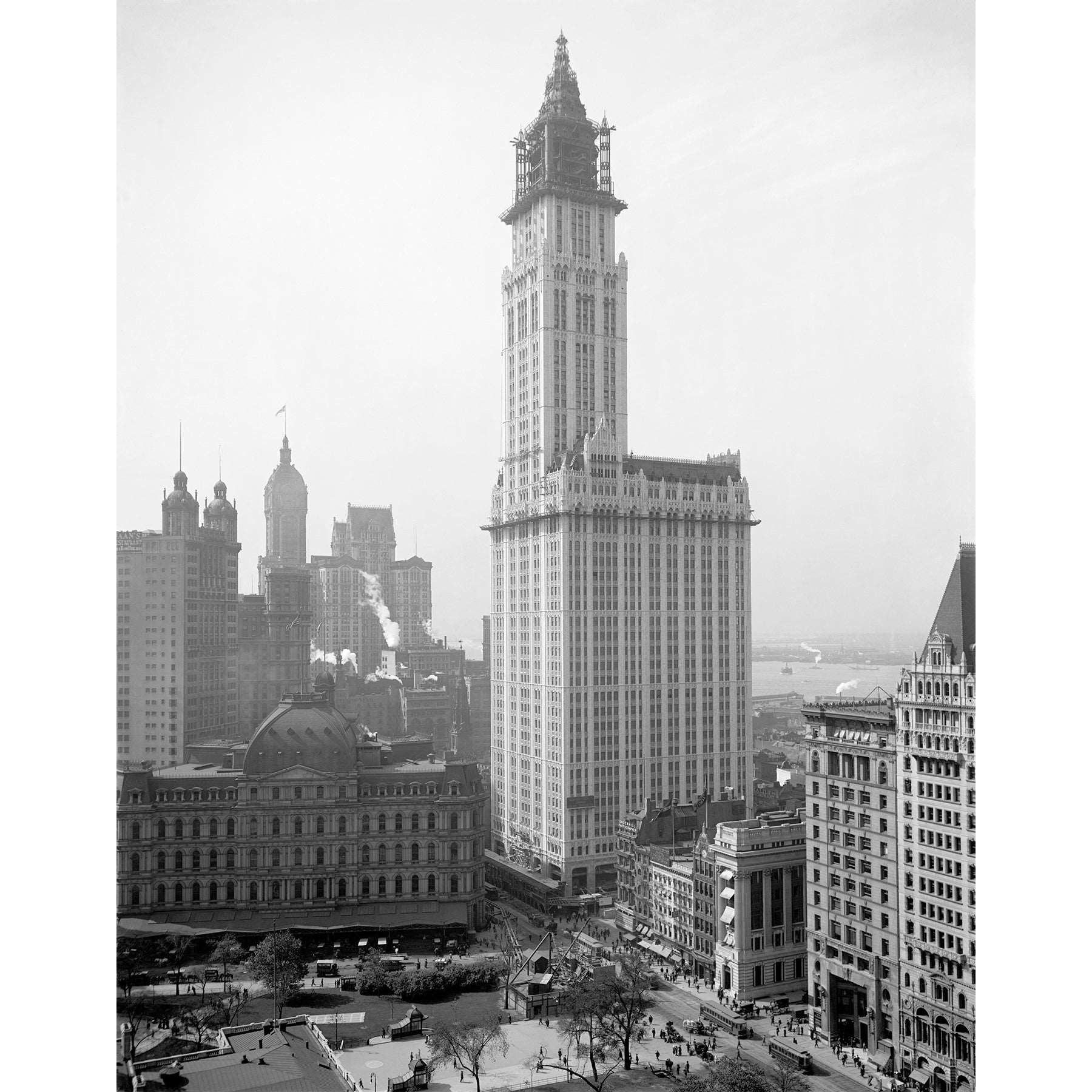Black and white vintage photogrpah depicting the Woolworth Building, New York City