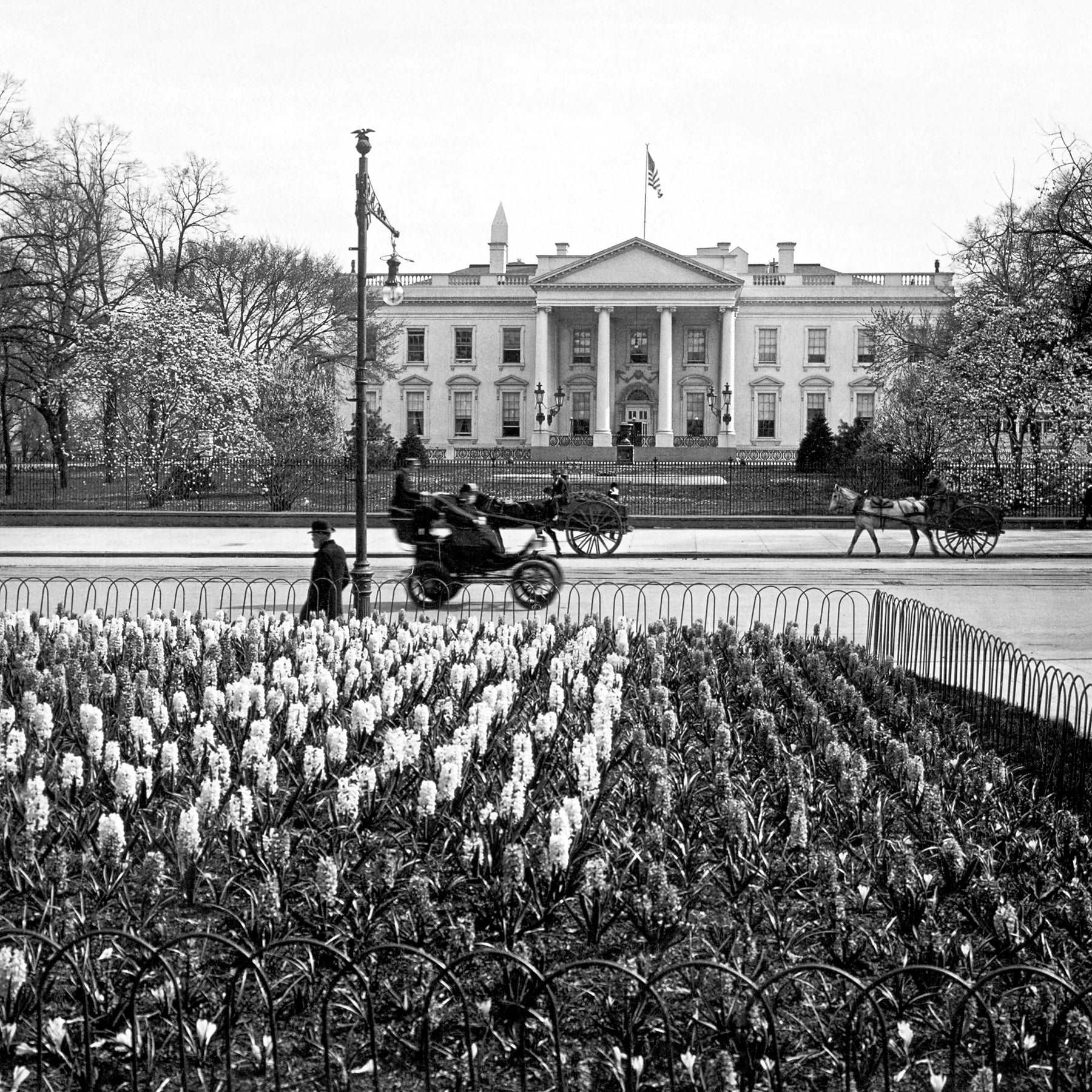 A vintage photograph of the White House in 1906